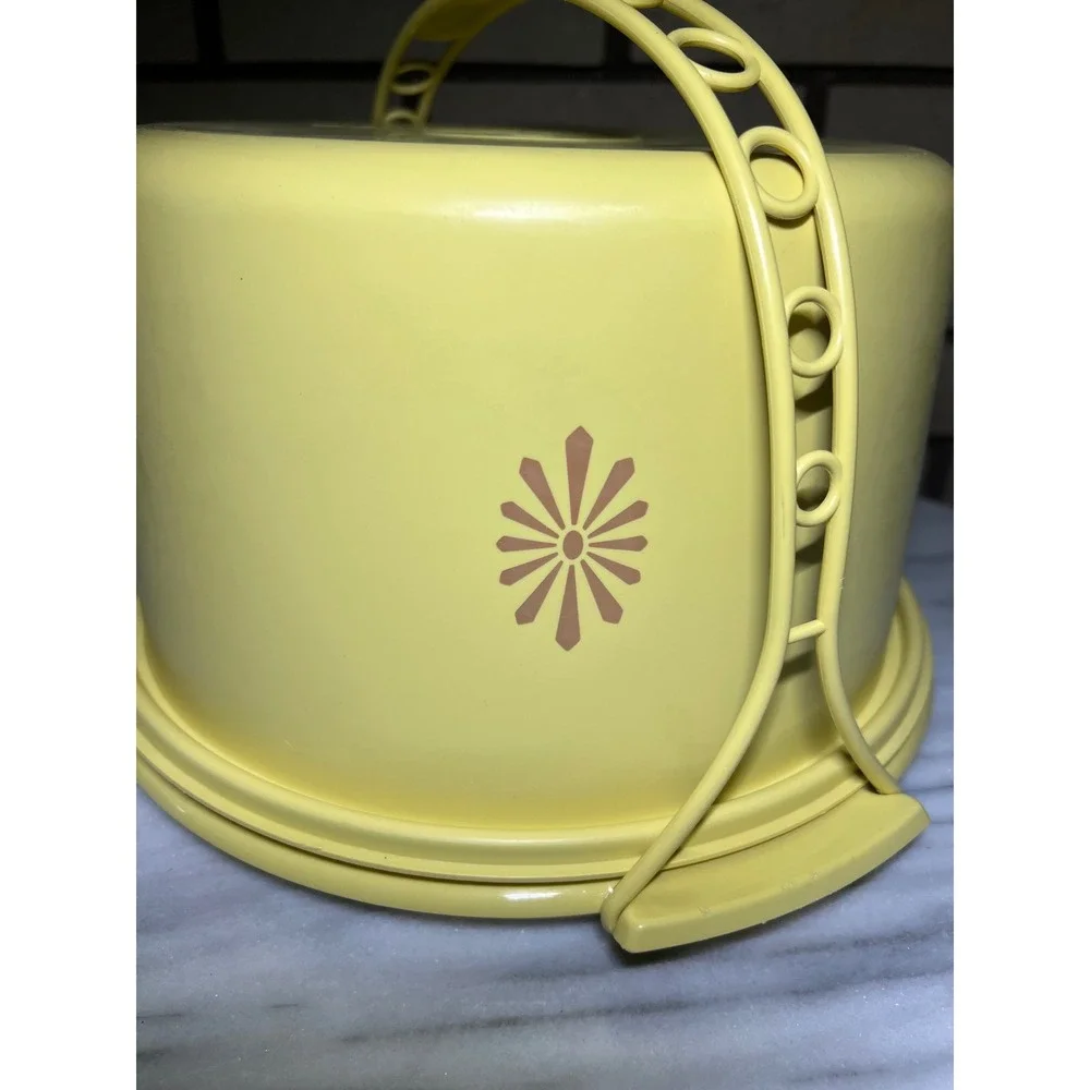 Vintage Tupperware Harvest Yellow Cake Taker Carrier Sunburst 1241 1242 Handle